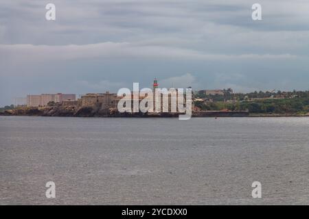 Le Château des trois Rois de Morro avec son phare à Bahia de la Habana Bay, la Havane, Cuba Banque D'Images