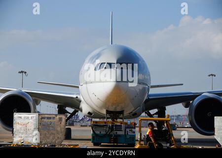 Avion cargo Qatar Airways devant le terminal cargo de l'aéroport international de Hong Kong en cours de chargement Banque D'Images