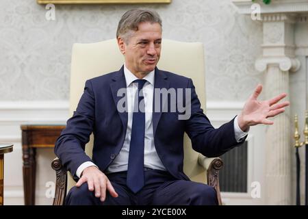 Washington, DC, États-Unis. 22 octobre 2024. Robert Golob, premier ministre slovène, prononce de brèves remarques alors qu'il rencontre le président des États-Unis Joe Biden à la Maison Blanche à Washington, DC, États-Unis, le 22 octobre 2024. Crédit : Aaron Schwartz/Pool via CNP/dpa/Alamy Live News Banque D'Images