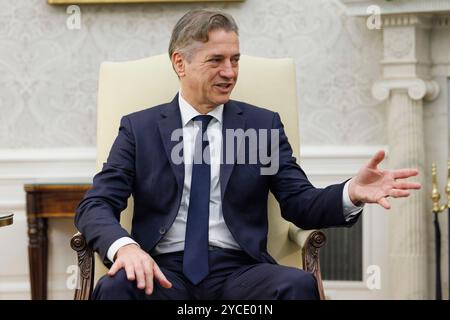 Washington, DC, États-Unis. 22 octobre 2024. Robert Golob, premier ministre slovène, prononce de brèves remarques alors qu'il rencontre le président des États-Unis Joe Biden à la Maison Blanche à Washington, DC, États-Unis, le 22 octobre 2024. Crédit : Aaron Schwartz/Pool via CNP/dpa/Alamy Live News Banque D'Images