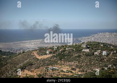 Beyrouth, Liban. 22 octobre 2024. De la fumée noire est observée à la suite des frappes aériennes sur la banlieue sud de Beyrouth plus d'un cinquième de la population du pays a été déplacée par les frappes aériennes israéliennes. Israël mène une attaque brutale sur une grande partie du Liban, affirmant qu’il cible des cibles et des infrastructures liées au Hezbollah. Crédit : SOPA images Limited/Alamy Live News Banque D'Images