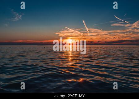 Un coucher de soleil incroyablement beau sur la plage de l'hôtel un coucher de soleil incroyablement beau à Porec près de l'Hôtel Parentium photo de haute qualité Banque D'Images