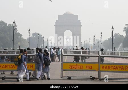 New Delhi, Inde. 22 octobre 2024. New Delhi, Inde- 22 octobre 2024 : une vue du smog et de la pollution météorologique à Kartavya Path à New Delhi, Inde le mardi 22 octobre 2024. (Photo de Sonu Mehta/Hindustan) crédit : Sipa USA/Alamy Live News Banque D'Images