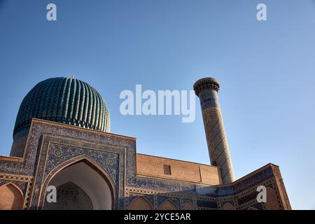 Superbe dôme bleu et imposant minaret du mausolée Gur-e-Amir, le lieu de sépulture du conquérant Timur (Tamerlan), situé à Samarcande, Ouzbékistan Banque D'Images