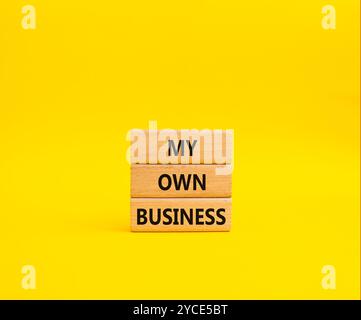 Symbole My Own Business. Mots conceptuels My Own Business sur des blocs de bois. Beau fond jaune Business et My Own Business concept. Copier l'espace. Banque D'Images