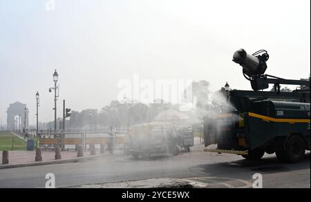 New Delhi, Inde. 22 octobre 2024. New Delhi, Inde- 22 octobre 2024 : les travailleurs de PWD pulvérisent de l'eau à la meilleure pollution près de India Gate à New Delhi, Inde le mardi 22 octobre 2024. (Photo de Sonu Mehta/Hindustan) crédit : Sipa USA/Alamy Live News Banque D'Images