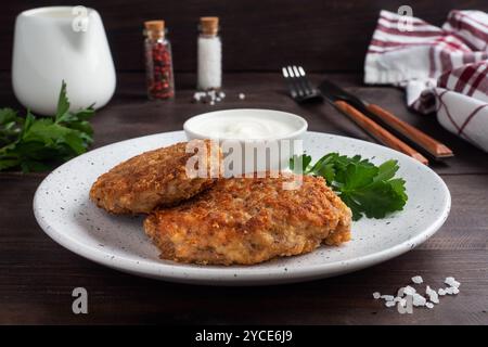Côtelettes de sarrasin au fromage et au persil sur une assiette Santé alimentation Banque D'Images