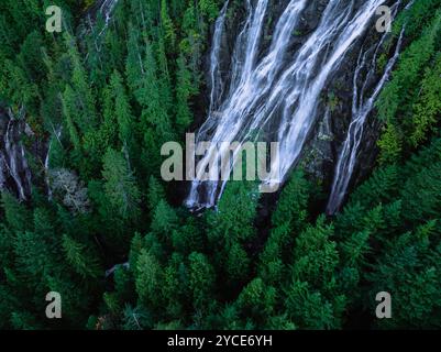 Vue aérienne au-dessus de Bridal Veil Falls dans la forêt nationale de Mount Baker-Snoqualmie, Index, Washington, États-Unis Banque D'Images