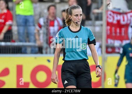 Freiburg, Deutschland. 20 octobre 2024. Davina Lutz (Schiedsrichterin) GER, SC Freiburg - RB Leipzig, Frauen-Fussball, Google Pixel Frauen-Bundesliga, 7. Spieltag, saison 2024/2025, 20.10.2024 LA RÉGLEMENTATION DFB INTERDIT TOUTE UTILISATION DE PHOTOGRAPHIES COMME SÉQUENCES D'IMAGES ET/OU QUASI-VIDÉO Foto : Eibner-Pressefoto/Thomas Hess Credit : dpa/Alamy Live News Banque D'Images