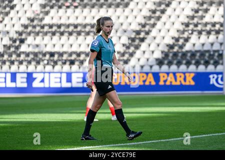 Freiburg, Deutschland. 20 octobre 2024. Davina Lutz (Schiedsrichterin) GER, SC Freiburg - RB Leipzig, Frauen-Fussball, Google Pixel Frauen-Bundesliga, 7. Spieltag, saison 2024/2025, 20.10.2024 LA RÉGLEMENTATION DFB INTERDIT TOUTE UTILISATION DE PHOTOGRAPHIES COMME SÉQUENCES D'IMAGES ET/OU QUASI-VIDÉO Foto : Eibner-Pressefoto/Thomas Hess Credit : dpa/Alamy Live News Banque D'Images