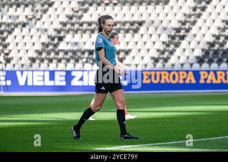 Freiburg, Deutschland. 20 octobre 2024. Davina Lutz (Schiedsrichterin) GER, SC Freiburg - RB Leipzig, Frauen-Fussball, Google Pixel Frauen-Bundesliga, 7. Spieltag, saison 2024/2025, 20.10.2024 LA RÉGLEMENTATION DFB INTERDIT TOUTE UTILISATION DE PHOTOGRAPHIES COMME SÉQUENCES D'IMAGES ET/OU QUASI-VIDÉO Foto : Eibner-Pressefoto/Thomas Hess Credit : dpa/Alamy Live News Banque D'Images