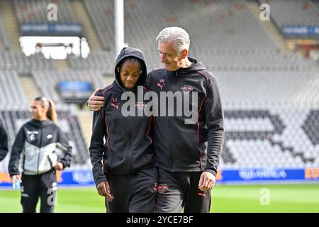 Freiburg, Deutschland. 20 octobre 2024. Lydia Andrade (RB Leipzig, #17) im Arm von Efthimios Kompodietas (RB Leipzig, mental performance Ttrainer) LA RÉGLEMENTATION DFB INTERDIT TOUTE UTILISATION DE PHOTOGRAPHIES COMME SÉQUENCES D'IMAGES ET/OU QUASI-VIDÉO Foto : Eibner-Pressefoto/Thomas Hess Credit : dpa/Alamy Live News Banque D'Images