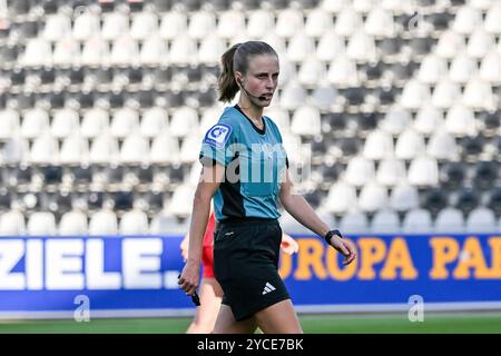 Freiburg, Deutschland. 20 octobre 2024. Davina Lutz (Schiedsrichterin) GER, SC Freiburg - RB Leipzig, Frauen-Fussball, Google Pixel Frauen-Bundesliga, 7. Spieltag, saison 2024/2025, 20.10.2024 LA RÉGLEMENTATION DFB INTERDIT TOUTE UTILISATION DE PHOTOGRAPHIES COMME SÉQUENCES D'IMAGES ET/OU QUASI-VIDÉO Foto : Eibner-Pressefoto/Thomas Hess Credit : dpa/Alamy Live News Banque D'Images