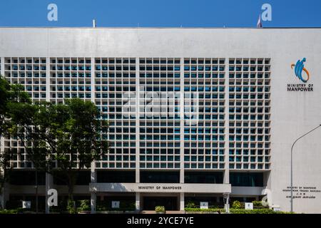 Façade d'architecture brutaliste, occupée par le ministère de la main-d'œuvre, MAMAN. Singapour. Banque D'Images