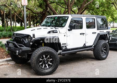 Miami Beach, Floride États-Unis - 10 juin 2024 : 2018 Jeep Wrangler Unlimited Sahara 4x4 awd Whiteat Ocean Drive miami Beach. Jeep est une marque populaire de suv Banque D'Images