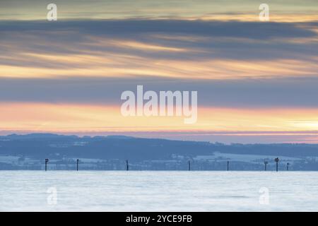 Un coucher de soleil calme avec un ciel aux couleurs pastel sur un vaste paysage, le port, Immenstaad, le lac de Constance, le Bade-Wuertemberg, Allemagne, Europe Banque D'Images