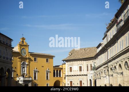 Ancienne ville de Fermo dans la place principale des Marches en Italie Banque D'Images