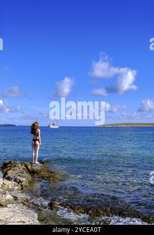 Femme dans l'eau, sur la plage, baie, plage, Zabodarski, PLASA Zabodarski, Mali Losinj, île de Losinj, baie du golfe de Kvarner, Croatie, Europe Banque D'Images