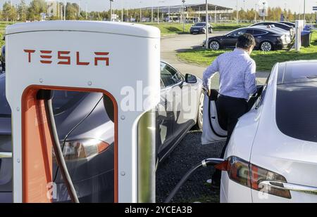 SCHIPHOL- les voitures électriques de la marque Tesla sont facturées au centre de recharge des taxis de l'aéroport de Schiphol. ANP/ HOLLANDSE HOOGTE /MARCEL ANTONISSE pays-bas OUT - belgique OUT Banque D'Images