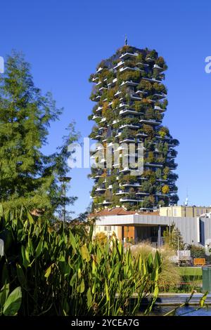 Bosco verticale, tour jumelle, tour verte avec arbres et arbustes, immeubles de grande hauteur, gratte-ciel, quartier de Porta Nuova, Milan, Lombardie, Italie, Banque D'Images