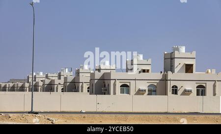 Résidence mitoyenne moderne dans le village de Maqshin, sur la route Mascat-Salalah, province de Dhofar, péninsule arabique, Sultanat d'Oman Banque D'Images