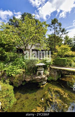 Jardin japonais avec lanterne en pierre, haras et jardins nationaux irlandais, haras et jardins nationaux irlandais, Tully, Kildare, Irlande, Europe Banque D'Images