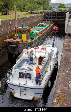 Bateaux dans les écluses à Gairlochy sur le canal caldéonien Banque D'Images