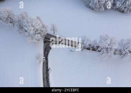 Traversée de route par le haut, hiver, tir de drone, haute-Bavière, Bavière, Allemagne, Europe Banque D'Images