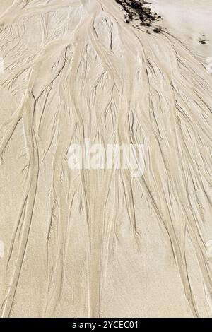 Le ruissellement d'eau de mer laisse des traces dans le sable sur la plage de Fazayat à Al Hauta, province de Dhofar, péninsule arabique, Sultanat d'Oman Banque D'Images