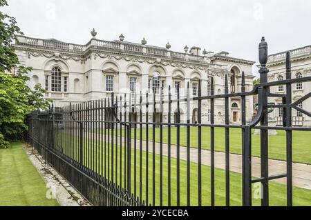 CAMBRIDGE, Royaume-Uni, 11 AOÛT 2015 : clôture de fer dans un collège de l'Université de Cambridge. Cambridge est une ville universitaire et l'un des cinq meilleurs univers Banque D'Images