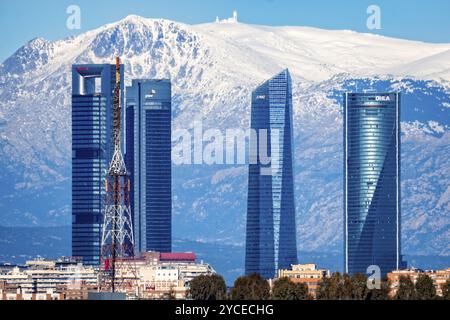 Madrid, Espagne, 12 janvier 2022 : vue imprenable sur la capitale espagnole avec les gratte-ciel Cuatro Torres, comprenant Torre Espacio, Torre de Crista Banque D'Images