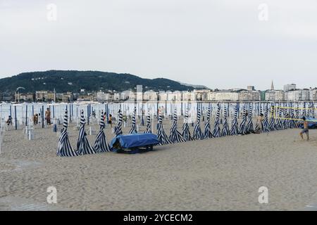 San Sebastian, Espagne, 7 juillet 2023 : parasols sur la plage d'Ondarreta plage dans la baie de la Concha, Europe Banque D'Images