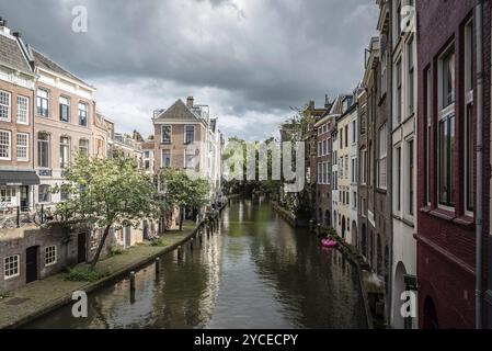 Utrecht, pays-Bas, 4 août 2016 : canal dans le centre historique d'Utrecht. Le centre-ville antique dispose de nombreux bâtiments et structures dont plusieurs datant d'un Banque D'Images