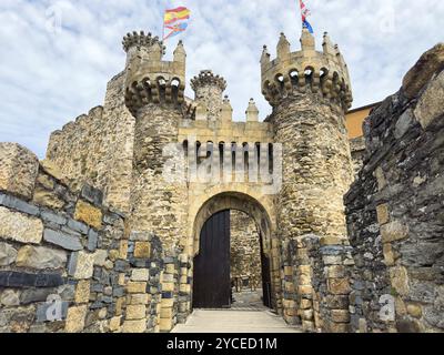 Château des Templiers à Ponferrada, Espagne, une forteresse médiévale du XIIe siècle dans le chemin de St James. Graphique, Europe Banque D'Images