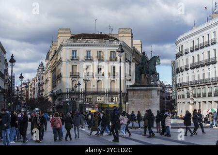 Madrid, Espagne, 24 février 2024 : place de la Puerta del sol dans le centre de Madrid. Foule de touristes traversant la route, Europe Banque D'Images