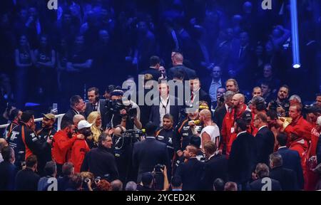 28-11-2015 Dusseldorf Allemagne. Tyson Fury chante pour sa femme (elle est une blonde acclamée) dans un ring bondé. Frère Vitaly Klitschko et Wladimir Klits Banque D'Images