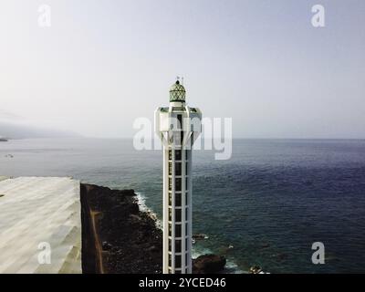 Tazacorte, Espagne, 15 août 2021 : phare de Punta Lava à la Palma. La Bombilla, Tazacorte, Îles Canaries. Il est situé sur un champ de lave volcanique. Banque D'Images