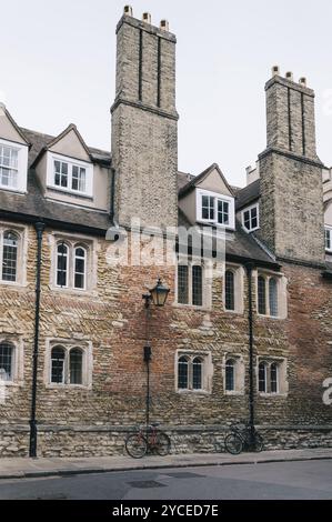 La rue vide à Cambridge avec les bâtiments en brique rouge d'un des vélos garés un jour nuageux Banque D'Images