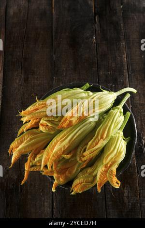 Présentation de la citrouille jaune douce fleur sur fond de bois Banque D'Images