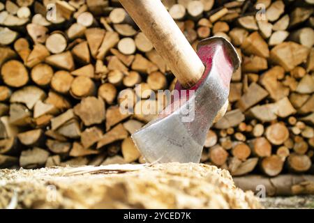 Petite pile de bois prête pour la réserve d'hiver Banque D'Images