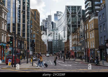 Londres, Royaume-Uni, 25 août 2023 : vue de Bishopsgate court dans la ville de Londres. Rue animée à Londres Banque D'Images