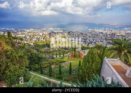 Vue idyllique sur les jardins Bahai et la ville Haïfa et le port. Clymate tropical d'Israël : floraison en hiver ! Banque D'Images