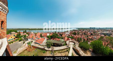 Vue panoramique sur la Tour Gardos ou la Tour Millenium , érigée en 1896 sous la monarchie austro-hongroise, mettant en valeur la région de Zemun à Belgrade Banque D'Images