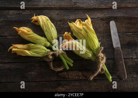 Présentation de la citrouille jaune douce fleur sur fond de bois Banque D'Images