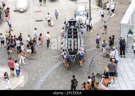 Saint-Sébastien, Espagne, 8 juillet 2023 : régate de bateaux à rames Trainera dans la baie de la Concha à Saint-Sébastien pendant Eusko Label et Euskotren 2023 leag Banque D'Images