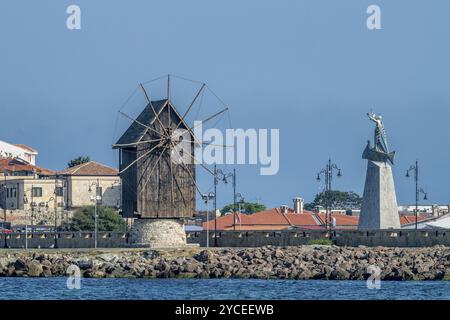 Le moulin à vent en bois sur l'isthme Nessebar ancienne ville, l'une des principales stations balnéaires sur la côte bulgare de la mer Noire. Nessebar OU DES NATIONS UNIES est un Nesebr Banque D'Images