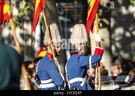 Madrid, Espagne, 12 octobre 2023 : cavaliers en uniformes historiques pendant le défilé des forces armées le jour de la fête nationale espagnole, en Europe Banque D'Images