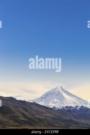 Le volcan Lanin est un stratovolcan en forme de cône recouvert de glace à la frontière de l'Argentine et du Chili. Il fait partie de deux parcs nationaux : Lanin en Argentine Banque D'Images