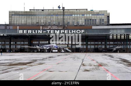 Flughafen Tempelhof Flugzeuge am Flughafen Tempelhof, 1 Tag vor der Schließung des Flugbetriebs, Berlin, 29.10.2008. Berlin Berlin Deutschland *** Tempelhof Airport avion à Tempelhof Airport, 1 jour avant la fermeture des vols, Berlin, 29 10 2008 Berlin Berlin Allemagne Banque D'Images