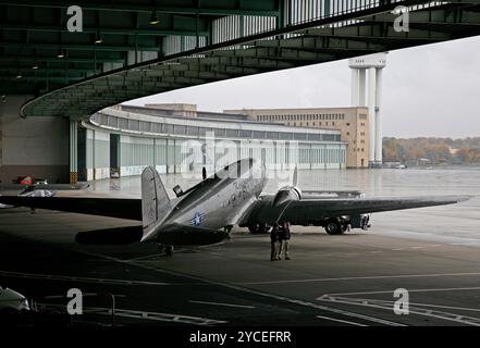 Flughafen Tempelhof Flugzeuge am Flughafen Tempelhof, 1 Tag vor der Schließung des Flugbetriebs, Berlin, 29.10.2008. Berlin Berlin Deutschland *** Tempelhof Airport avion à Tempelhof Airport, 1 jour avant la fermeture des vols, Berlin, 29 10 2008 Berlin Berlin Allemagne Banque D'Images